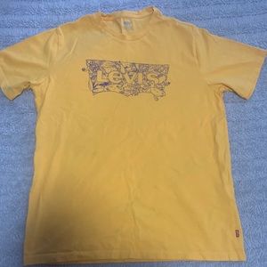 Mens medium Levi tee